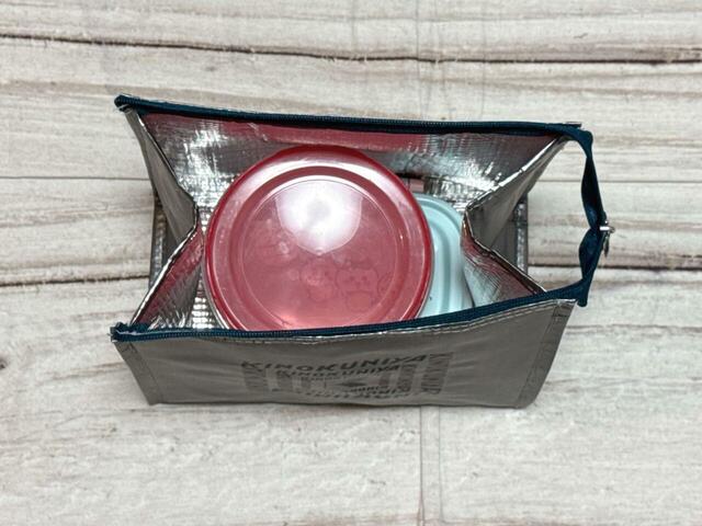 お弁当箱やタッパーを入れるのにぴったりなサイズ感