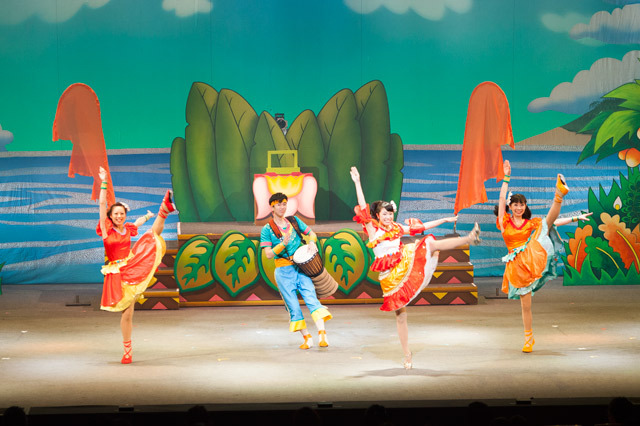 舞台も歌もダンスも本格派！ノリノリの太鼓の音にひきこまれていきます。