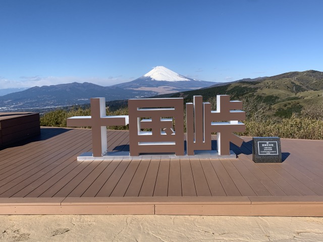 巨大モニュメントと一緒に記念撮影！