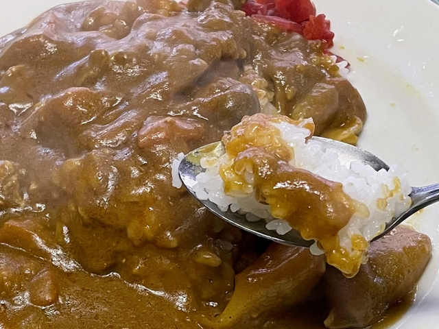 【菊屋】やや辛いルーの中に豚肉、ジャガイモ、ニンジン、玉ねぎなどがゴロゴロ