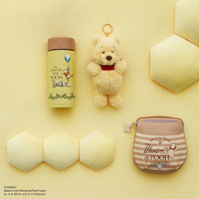 スクリューボトル(350ml) ¥3,080、ぬいぐるみキーホルダー ¥3,300、ダイカットポーチ ¥2,200|Afternoon Tea LIVING「くまのプーさん」グッズ