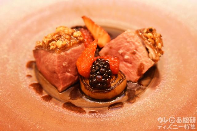 “ディズニー七夕デイズ”エンパイア・グリル・ディナー 2019 瞬間燻製した鴨胸肉のロースト バルサミコソース ミックスナッツのプラリネとともに 撮影/かとうきょうこ