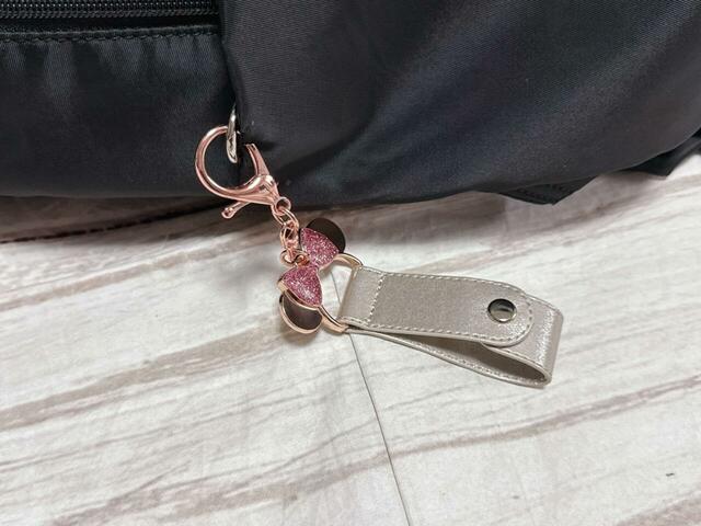 左側のサイドポケットにはDカン付きで、チャームやカチューシャホルダーをつけるのにもぴったり♪