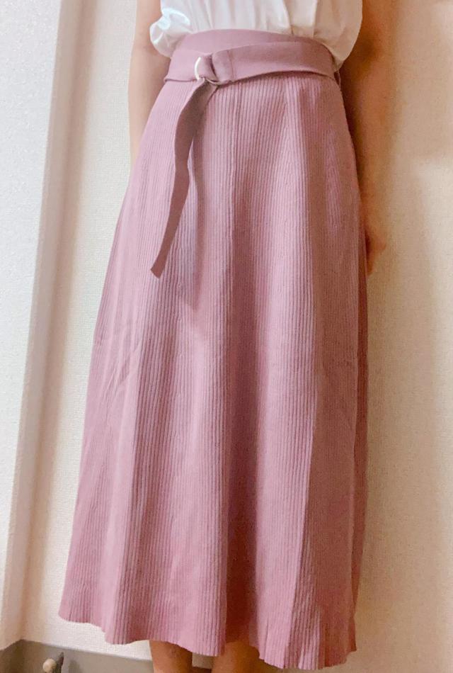 【GU　リブニットベルテッドスカートZ＋E】裾が少し広がったフレアのようなシルエット