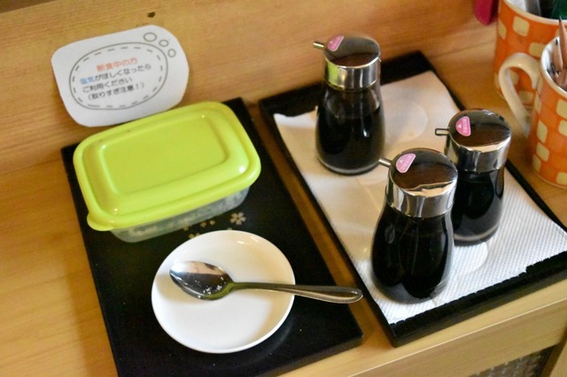 番茶に醤油や塩を入れて飲むと好転反応で出る断食の頭痛などが和らぐ。