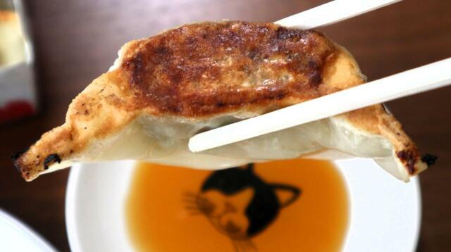【餃子の王将  餃子】底にはしっかりした焦げがあり、噛んだ瞬間からパリパリ食感がすごい！
