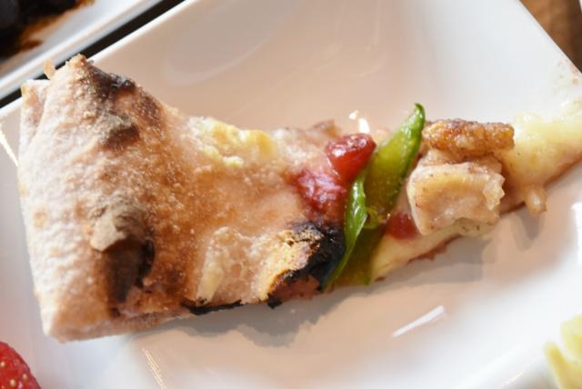 石釜焼きで焼かれたピッツア