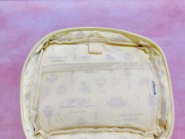 【3COINS×セーラームーン】片側にメッシュポケットとタブレットペンなどを挿せるゴムバンド