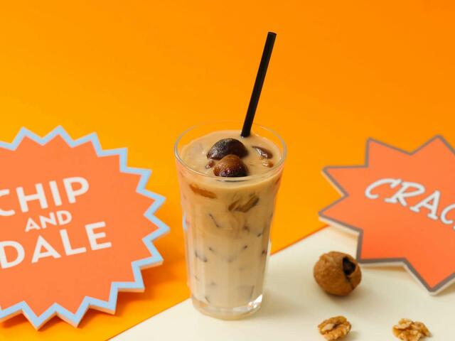 【チップとデール】アイスカフェラテ 990円|「チップとデール&ドナルドダック」OH MY CAFE