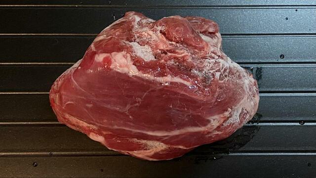 【解凍プレート】牛ブロック肉を置いて解凍してみます。