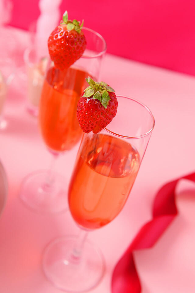 「Very Berry Strawberry」＜期間：2026年1月7日～3月1日＞【【神戸】イチゴカラーで来店すると特典が付く♪着て、選んで、イチゴづくしのご褒美フレンチを楽しむ「Very Berry Strawberry」開催！】