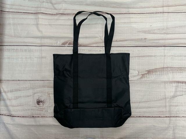 バックは装飾がないシンプルな無地