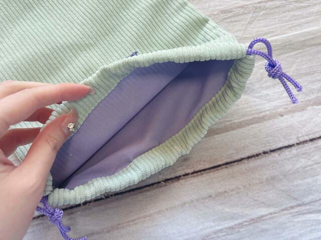 内側はロゴ刺繍と同じパープル。細かいところまで凝っていてかわいい！
