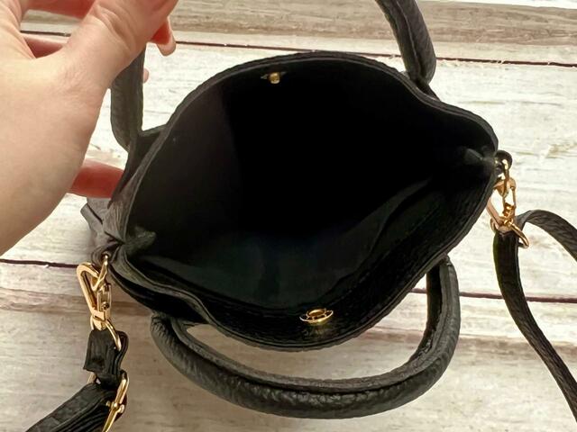 【YOUNG & OLSEN(ヤングアンドオルセン)スマホショルダーバッグ】メイン収納には仕切り付き!