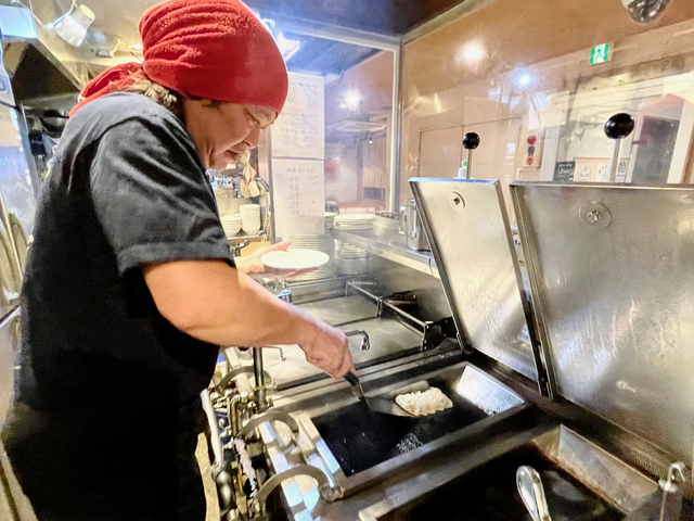 【渋谷餃子 新宿西口店】桜田店長の餃子職人歴は10年以上って聞いたような