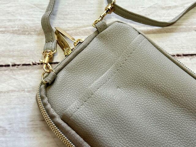 バックもポケットが1つついています