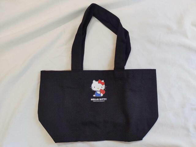 持ち手が長めに作られたシンプルな黒トート