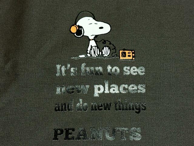 前面にスヌーピーとロゴのプリント入りデザイン！