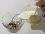 牛乳は二度にわけて入れると溶かしやすい！