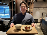 【焼鳥IPPON⁺ Tokyo】渡邉太基店長がご飯と料理を運んできてくれました