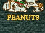「PEANUTS」のロゴ刺繍も!
