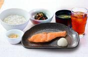 「焼鮭朝定食（ご飯・味噌汁・小鉢・漬物・日替わりスープ・ドリンクバー付き）」690～840円（税込）