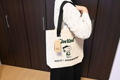 【PEANUTS™＋STARBUCKS™「PEANUTS トートバッグ」】肩にかけるとこんな感じです