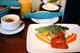 メインの魚料理とスープ