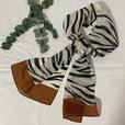 【GU　アニマルプリントスカーフ】　ゼブラ柄が大人っぽくおしゃれ