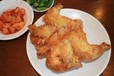 韓国のフライドチキン専門店では、ぶつ切りを揚げたものだけではなく、まる揚げチキンも人気がある