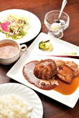 キッチンハセガワ ハーフ＆ハーフ ハンバーグデミグラスとチキンソテー（ライス・サラダ・スープ・デザート付） 930円 たっぷりのデミグラスソースにやわらかいチキンステーキをセットで味わえる。