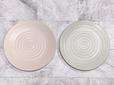 【ナチュラルキッチン】丸皿　飛鉋ピンク・ホワイト／各税込330円