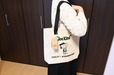 【PEANUTS™+STARBUCKS™「PEANUTS トートバッグ」】肩にかけるとこんな感じです