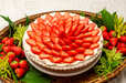 【キル フェ ボン】「イチゴとフリルクリームのタルト ~ホワイトチョコ風味~」piece ¥1,242、whole (25cm) ¥12,582 / (21cm) ¥9,288 / (17cm) ¥6,696 / (13cm) ¥4,266