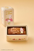 【ラデュレ×マイメロディ】「アーモンドパウンドケーキ缶 “マイメロディ”」¥4,968/缶の中には、やさしい笑みを浮かべるマイメロディのチョコレートが目を引くアーモンドパウンドケーキ