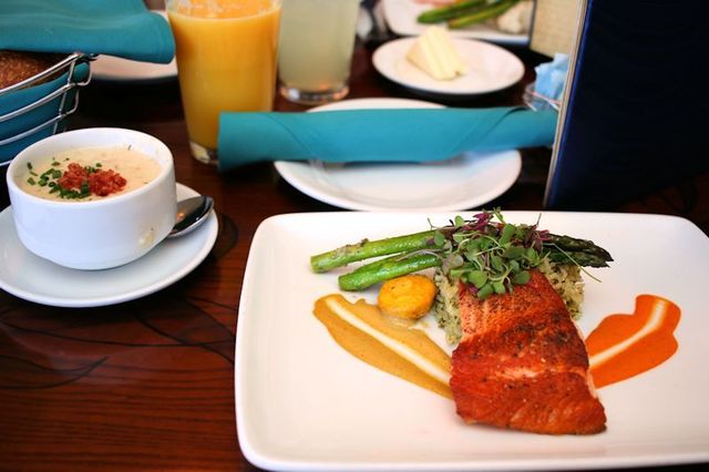 メインの魚料理とスープ