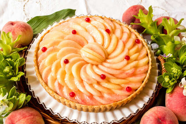 【キル フェ ボン】「桃のタルト」Whole（25cm）10,152円（※15～21cmの小サイズも販売）
