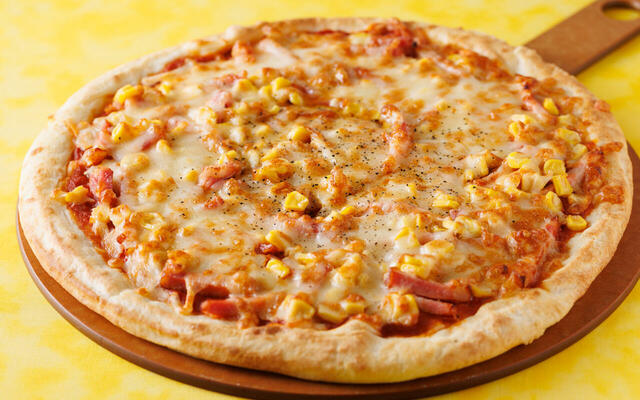 「とうもろこしとベーコンのピッツァ」＜期間：2025年7月1日～8月31日＞ 【浅草の絶景と約100種類のメニューを楽しめる「ごちそうブッフェ」に“ビールベンダー”登場！“どうぶつケーキ”もプレゼント！】