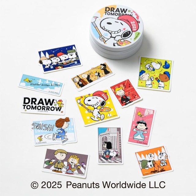 【スヌーピー in 銀座 2025】缶入りミニステッカー 1,760円(全2種)/新館7階 催物会場