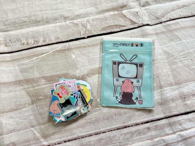 フレークシール100枚とジップバッグのセットです