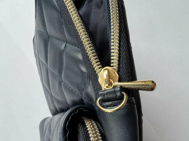 【CLATHAS（クレイサス）お財布機能付きスマホポーチ】ファスナーはゴールドで高級感がある