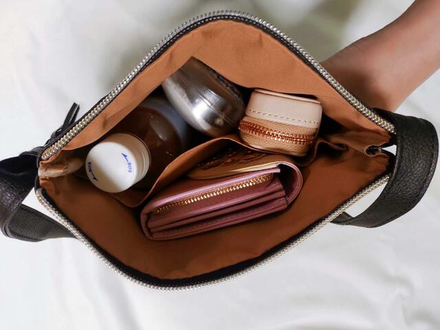 眼鏡ケース、長財布、500mlペットボトルが入る大きさ