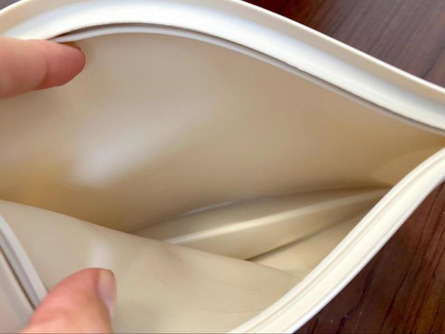 【3COINS】繰り返し使えるシリコーン保存袋／マチがあるので自立も可能