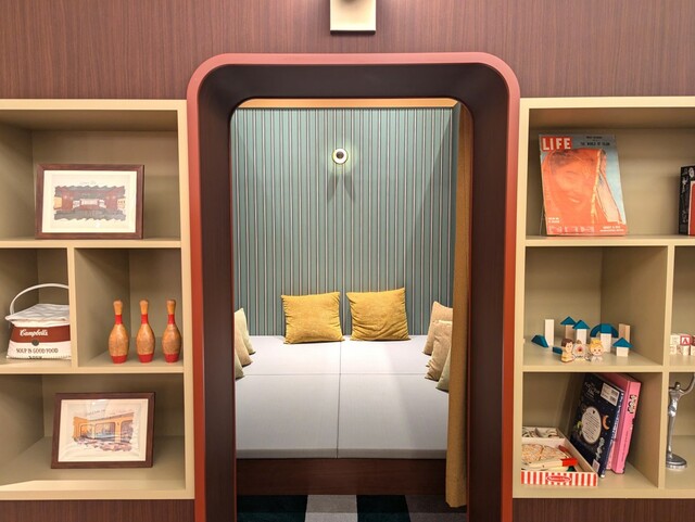 【星野リゾート 1955 東京ベイ】「2nd Room」にはカーテン付きの個室も