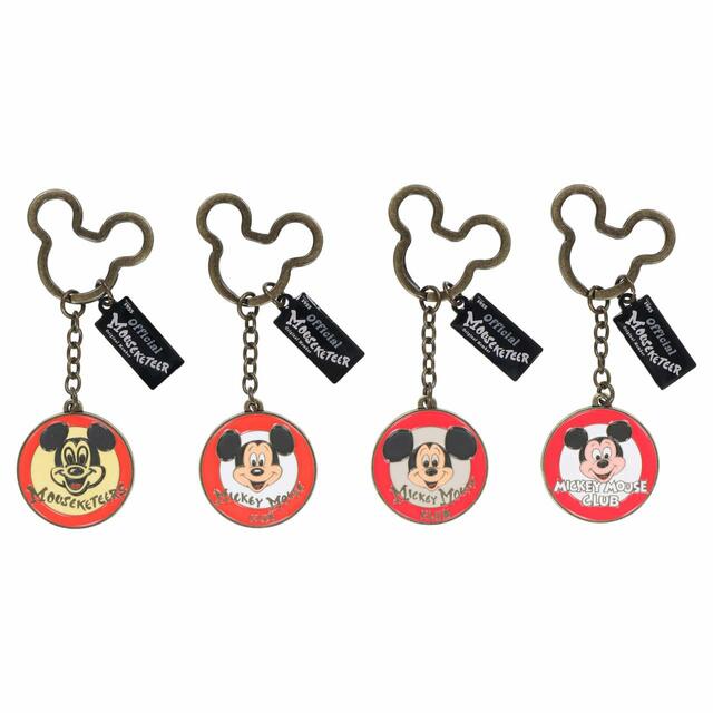 キーチェーンセット 2,400円｜サイズ：（全長）長さ約11cm｜東京ディズニーリゾート「ディズニー100」グッズ｜販売店舗：東京ディズニーランド「ギャグファクトリー/ファイブ・アンド・ダイム」、東京ディズニーシー「エンポーリオ」｜発売日：2023年2月2日（木）