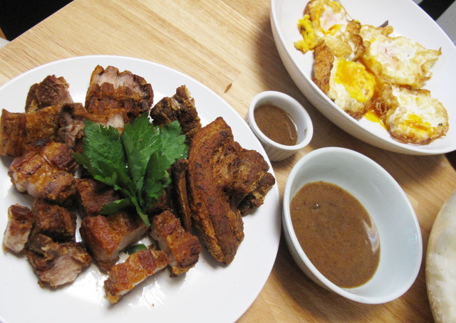 「KitchHike」体験レポ／盛り付けて「LECHON KAWALI」の完成！　ソースもとてもよく合いますよ