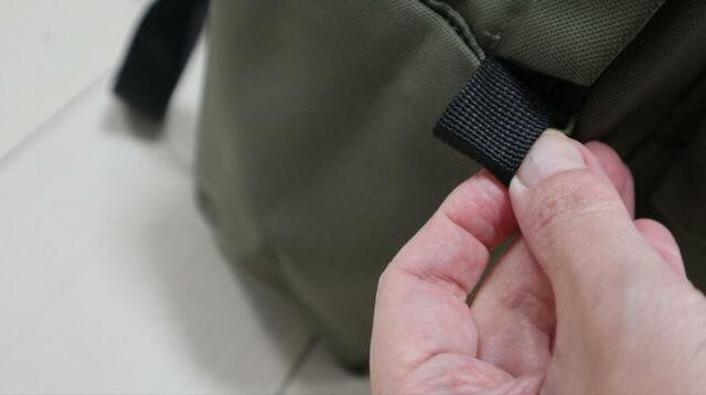 【anello大容量リュック TOGO】サイドポケットはループ付き。パスケースやキーケースも引っかけやすいです♪