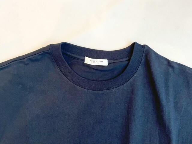 【FREAK'S STORE ウエスト ギャザー 切り替え ワンピース】首元はクルーネック仕様で、顔まわりをすっきり見せてくれます