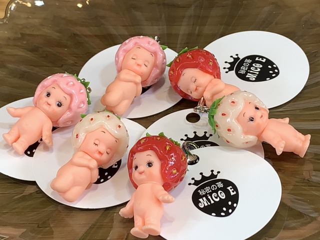 〈秘密の苺MICO E〉は赤煉瓦内のショップでもグッズを販売