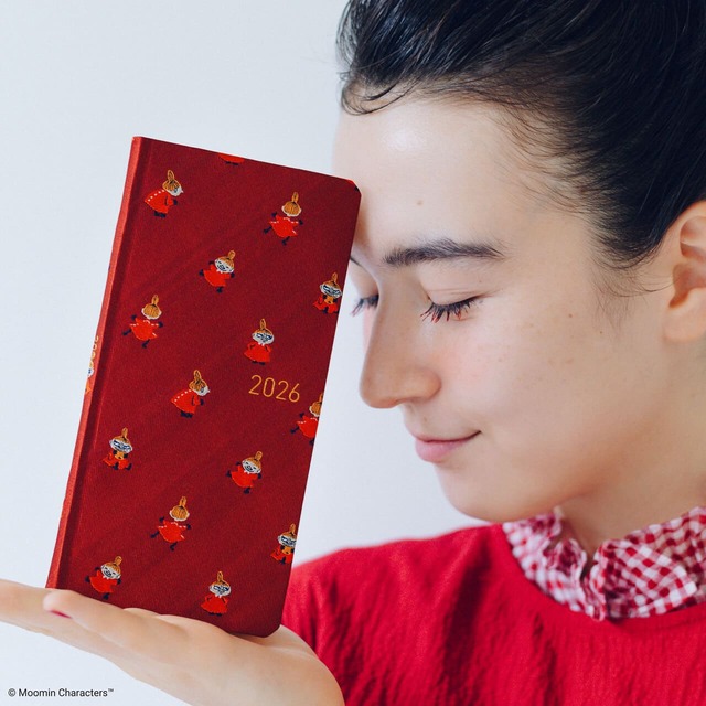 【ムーミン「ほぼ日手帳2026」】週間手帳weeks「リトルミイがいっぱい！」／光沢があり、織り目の手触りが心地いいネクタイ生地を使用